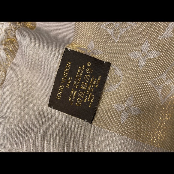 Louie Vuitton wool/silk monogram shawl. Silver and gold - Picture 6 of 11
